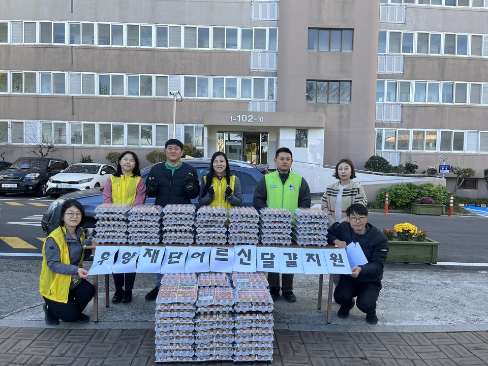 ▲우양재단 어르신 달걀 지원사업 선정 단체사진 ⓒ쌍봉복지관