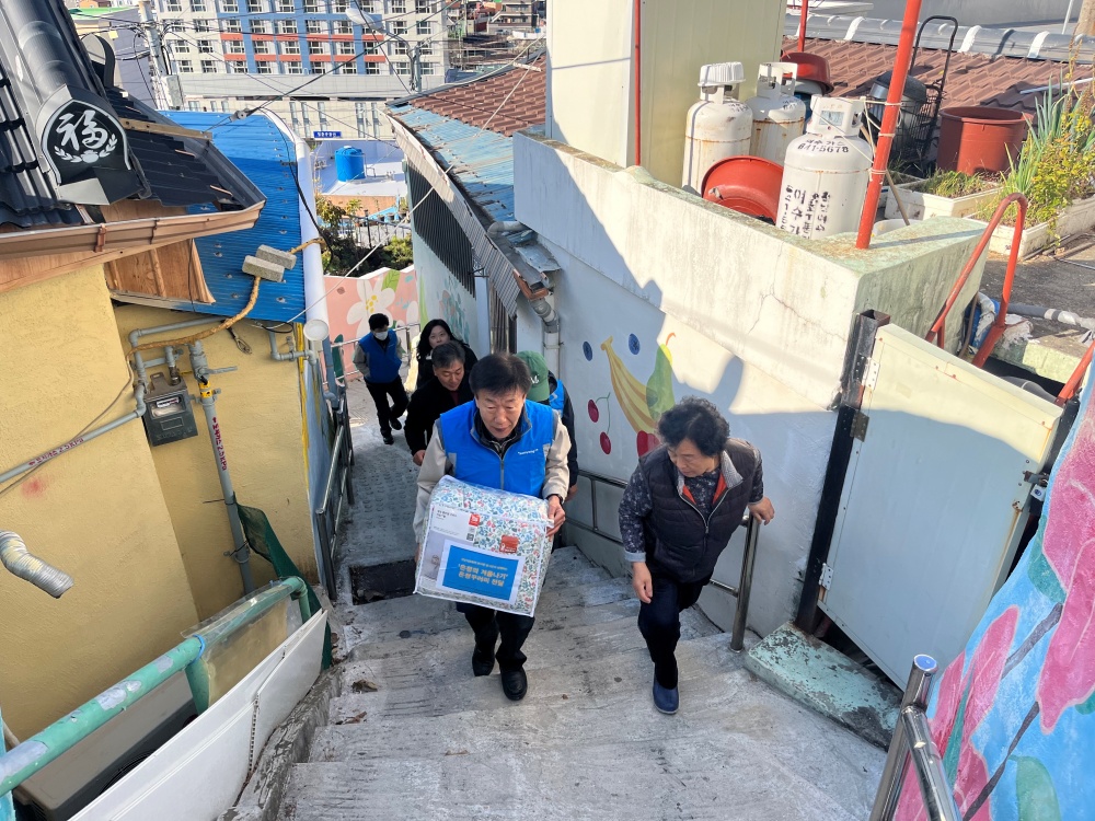 ▲ 삼남석유화학(주) 한사랑 봉사단과 문수복지관 연탄과 온정꾸러미 지원
