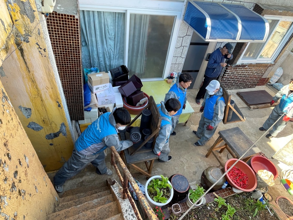 ▲ 삼남석유화학(주) 한사랑 봉사단과 문수복지관 연탄과 온정꾸러미 지원