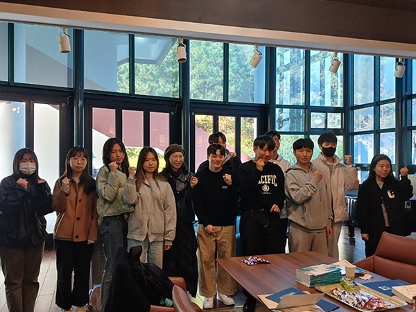 ▲ 전남대햑교 여수캠퍼스 학생들이 전남대글로벌교육원 특강을 마치고 종강파티를 하며 기념촬영했다. ⓒ 오문수