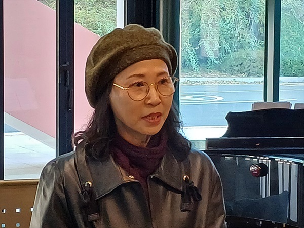 ▲ 전남대학교 여수캠퍼스 학생들에게 인문학 글쓰기 강의를 한 이민숙 시인 ⓒ 오문수