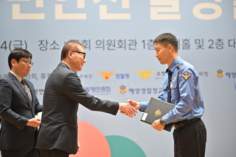 ▲ 표창과 함께 시상금을 받는 정탁수 경위