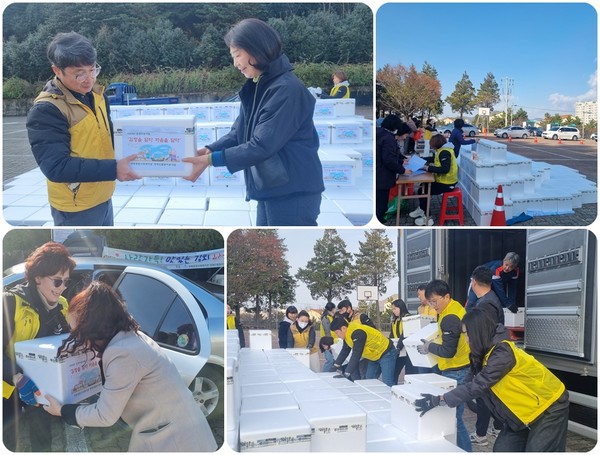 ▲ 드라이브스루로 김장김치를 전달하고 있는 직원들