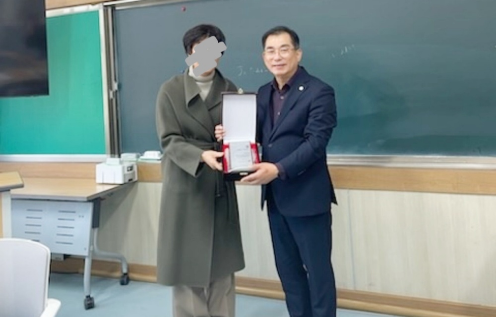 ▲ 여수 소호초등학교로부터 감사패를 받은 최병용 도의원