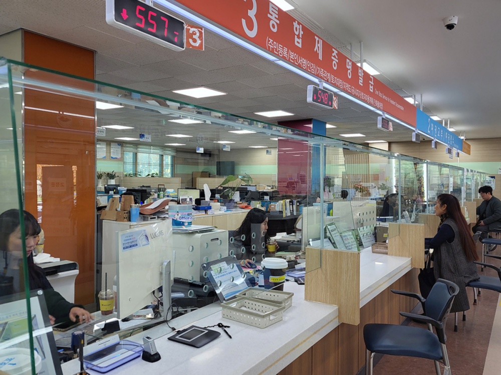 ▲ 읍면동 민원창구에 투명 안전가림막을 설치했다.