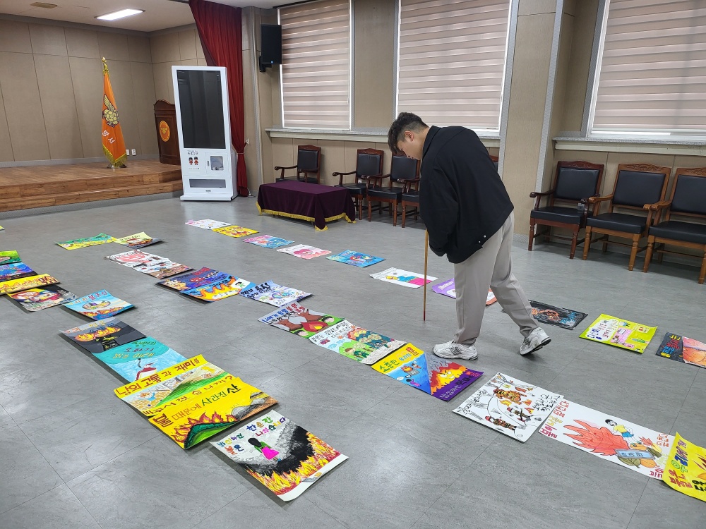 ▲  ‘어린이 불조심 포스터 공모전’ 우수작 심사