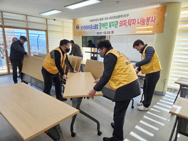 ▲ 백경일 회장 및 회원분들께서 직접 책상을 설치하고 있다.