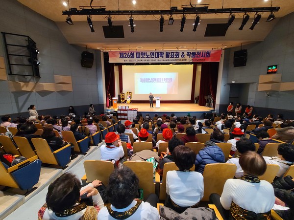 ▲ 제26회 띠앗노인대학 발표회 및 작품전시회 개회식 (여수시노인복지관 김진우관장)