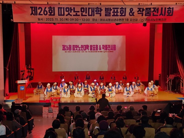 ▲ 풍물교실반 어르신들의 사물놀이로 신명나는 신질굿