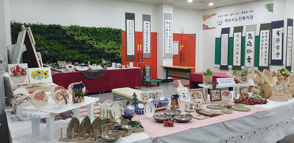 ▲ 라탄공예, 민화, 도자기도예, 아로마테라피향, 양말공예,서예, 한글반 시화전 작품,캘리그라피,pop손글씨 등 다양한 작품전시