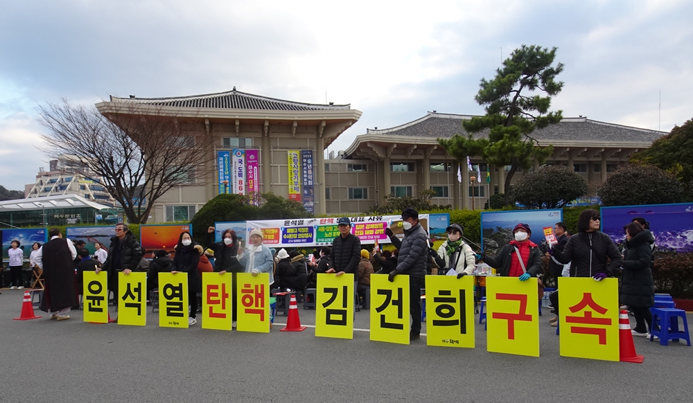 ▲ 여수시청 앞에서 열린 여수시민 촛불문화제