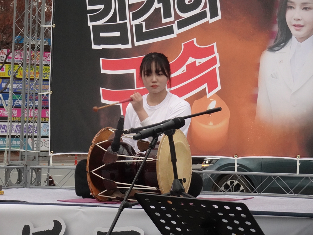 ▲ 여양고등학교 2학년 박율이 양의 삼도 설장구 공연