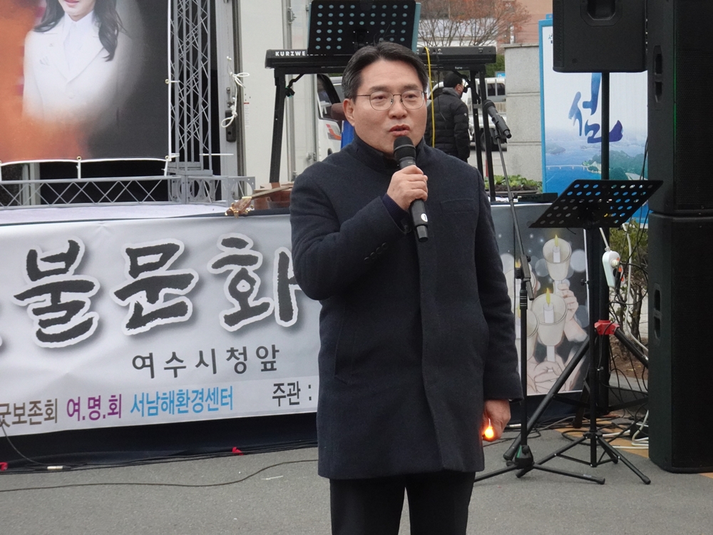 ▲권오봉 전 시장이 시민발언자로 나섰다.