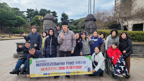 ▲  접근성 높은 베리어프리 시설로 구성된 국립제주박물관 앞에서