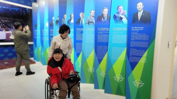 ▲ 휠체어 장애인을 전담하여 편의와 안락을 도모하는 역할을 하고 있다.