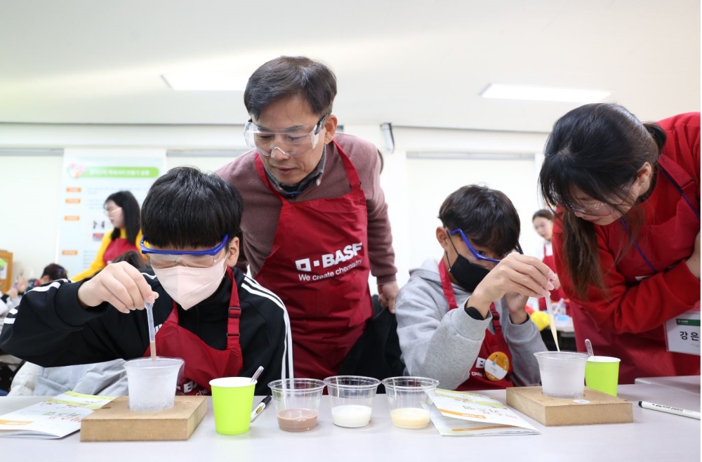 ▲ 여수 소라초등학교 학생들이 한국바스프(주) 이운신 여수공장장과 함께 화학 실험을 하고 있다.