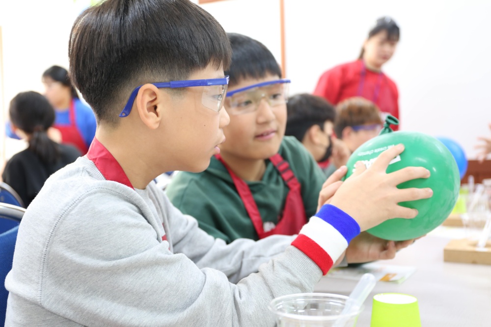 ▲ 바스프 키즈랩에서 어린이들이 화학 실험을 즐기고 있다.