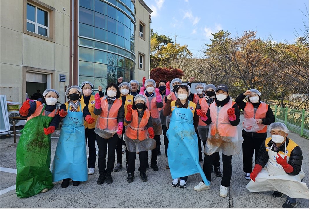 ▲ 김장봉사에 참여한 사람들이 기념사진을 찍고 있다.