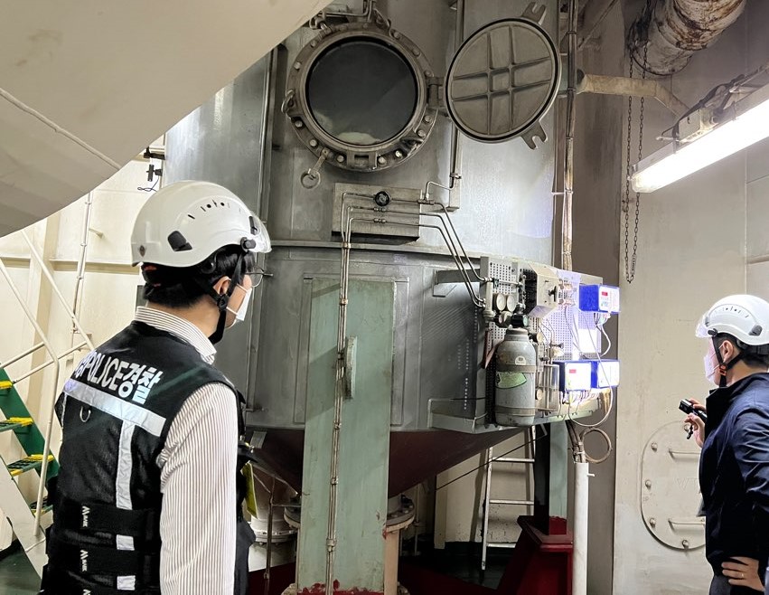 ▲ 미세먼지 저감을 위해 선박을 점검하는 해양경찰