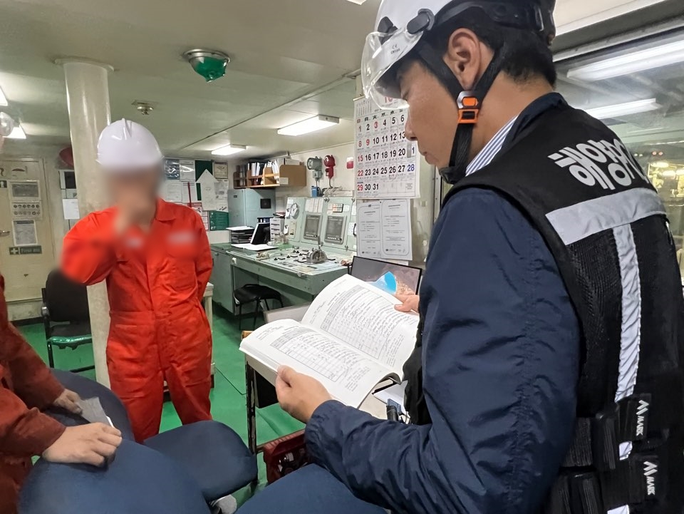 ▲ 선박의 운항 기록을 살피는 해양경찰