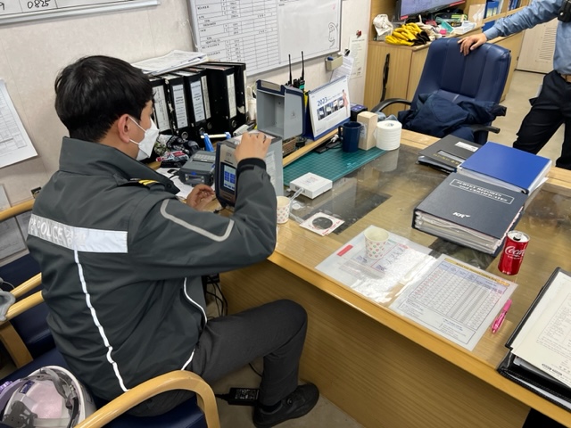 ▲ 선박의 황 함유량을 분석하는 해양경찰