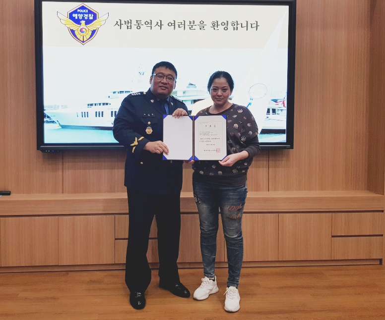 ▲ 민간통역사에게 교육 후 수료증을 교부하고 있다.