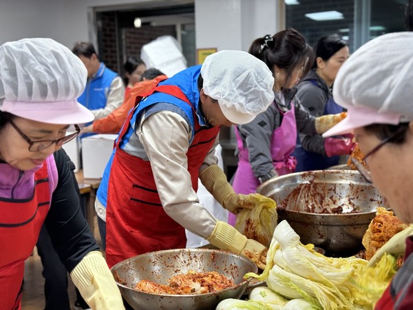 ▲ 1,400여 포기의 김차를 버무리고 있는 모습 ⓒ 이수정 제공