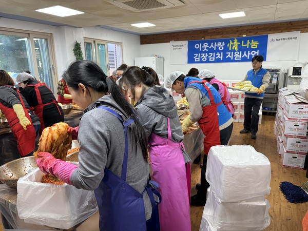 ▲ 취약계층 300여 가정에 보낼 김치를 스티로폼박스에 소분하고 있다. ⓒ 이수정 제공