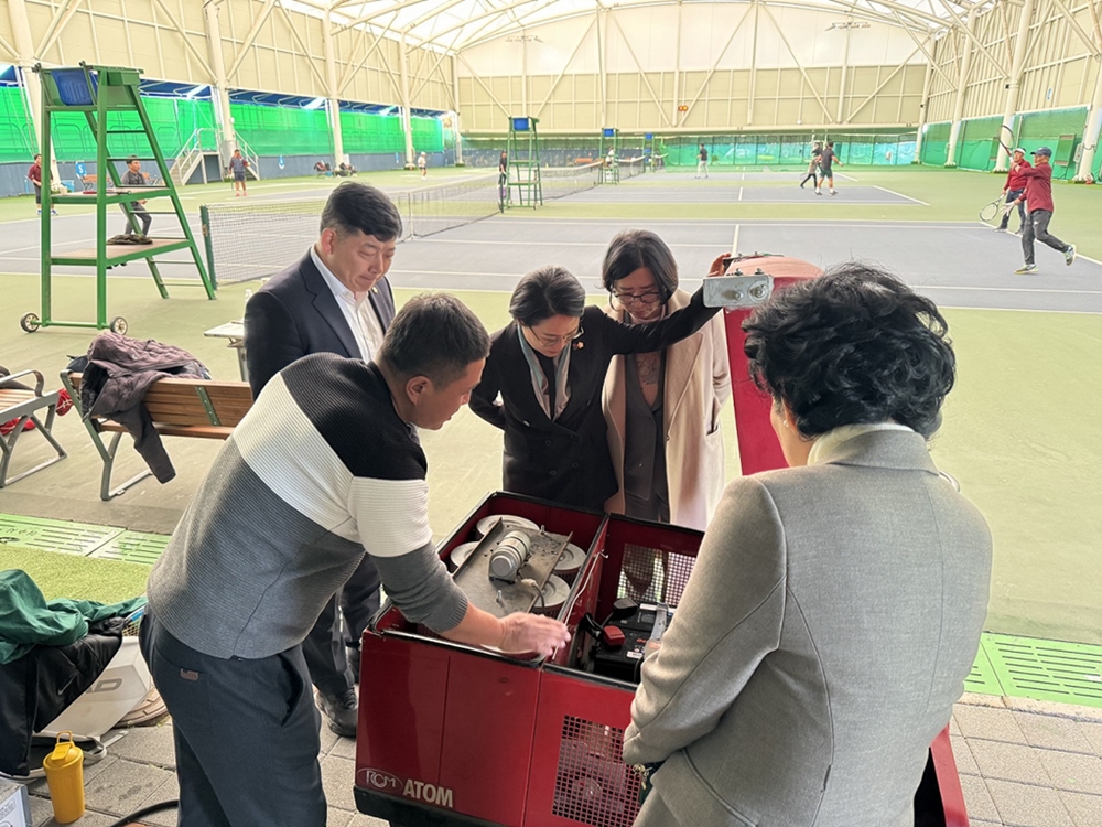 ▲ 진남체육공원 실내테니스장 관리현장 확인하는 환경복지위원