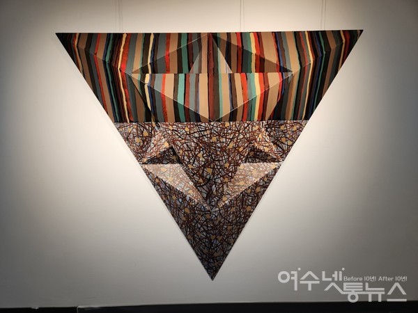 ▲ ⓒ 양해웅, ‘관계의 망(網)-존재의 여정1’, 알루미늄에 아크릴 채색,  정삼각뿔,   각변 200cm,   높이 40cm,  2023.