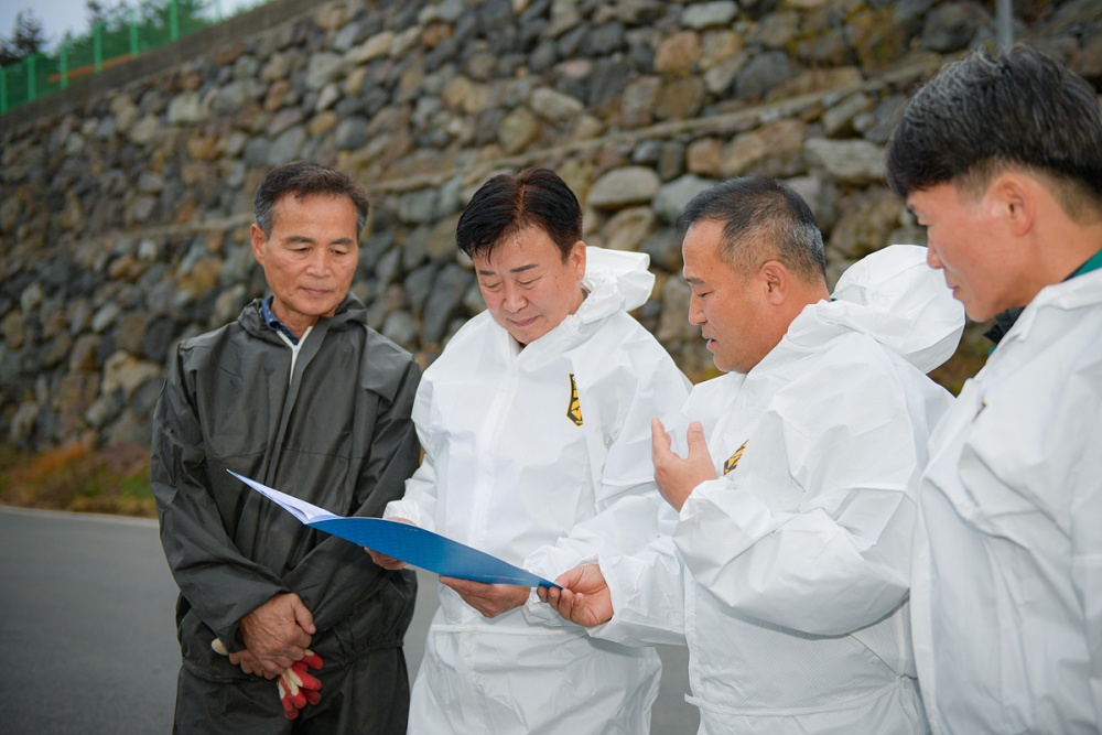 ▲  고병원성 조류인플루엔자 차단방역 점검하는 정기명 시장