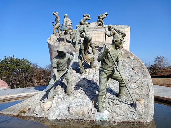 ▲  오마간척한센인 추모공원에는 국립소록도병원에 살았던 음성 나환자들이 자립하기 위해 오마도에서 간척 공사를 하던 모습을 조각해놨다.  ⓒ 오문수 