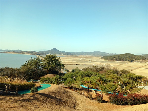 ▲  오마도간척지 모습으로 왼쪽 바다 너머에 소록도가 보인다.  ⓒ 오문수 