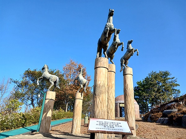▲  말을 닮아 오마도라 불린 오마간척한센인 추모공원 테마관 앞에 5마리의 말이 세워져 있다. 오마도는 고발도, 분매도, 오마도, 오동도, 벼루섬을 말하며 간척 공사로 다섯 섬이 육지로 변했다.  ⓒ 오문수 