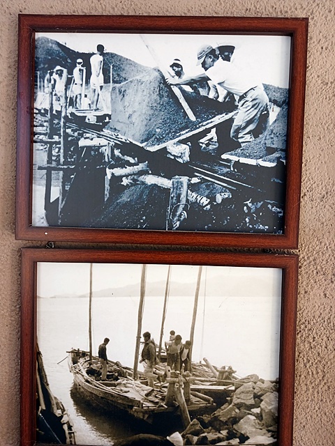 ▲  무동력화차와 배에 돌과 흙을 싣고와 바다를 메우고 있는 인부들 모습으로 오마간척한센인 추모공원 테마관에서 촬영했다.  ⓒ 오문수 