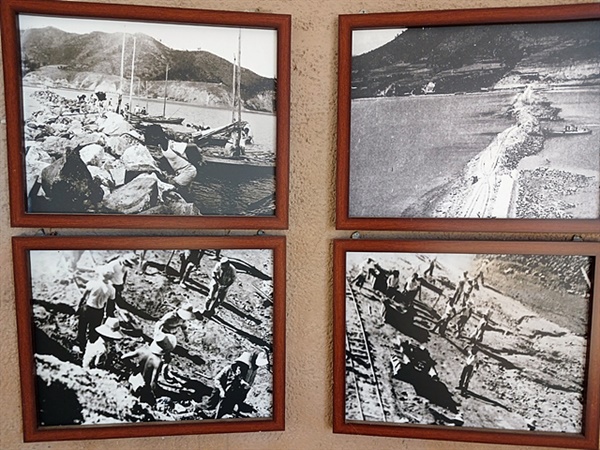 ▲  오마도 간척지 공사모습. 오마간척한센인 추모공원 테마관에서 촬영했다. ⓒ 오문수 