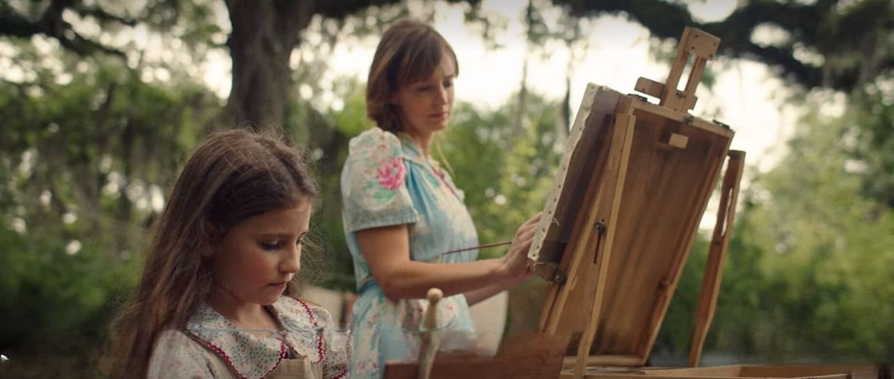 ▲ 집 마당에서 그림 그리는 카야와 엄마 ⓒ 넷플릭스
