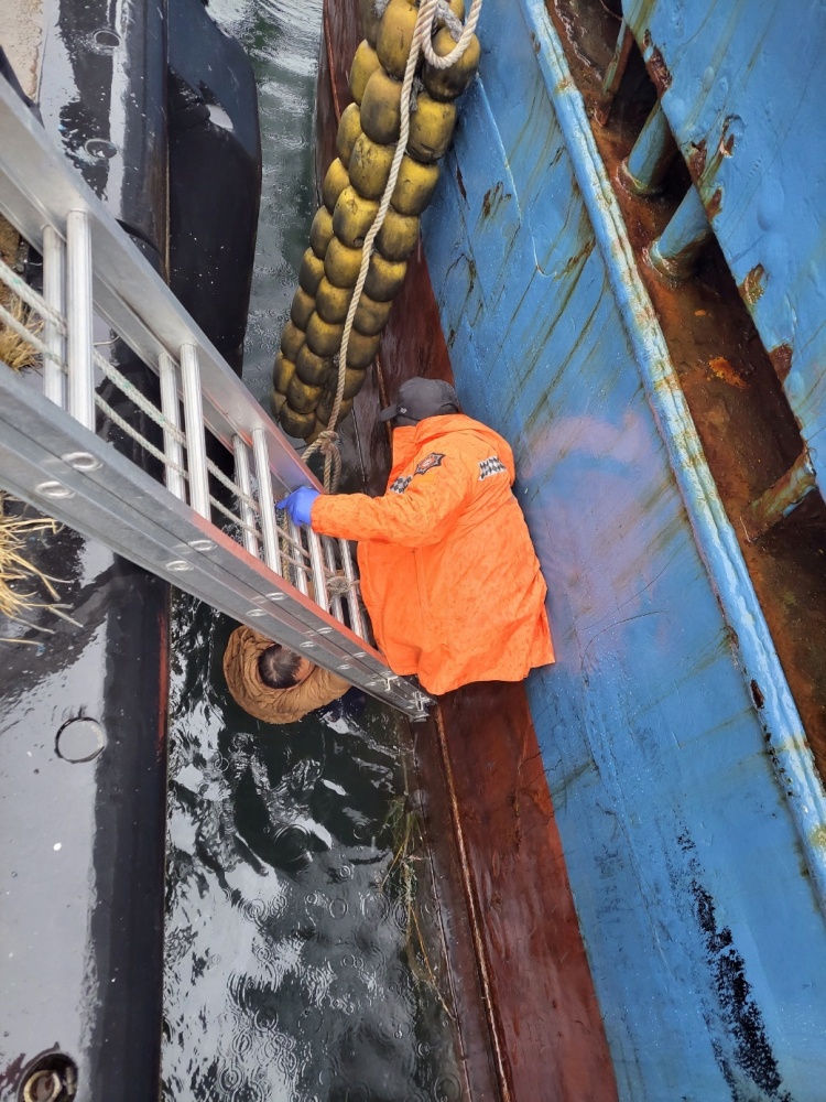 ▲ 정박 중이던 배에 올라타려 한 시민이 바다에 빠져 구조됐다.