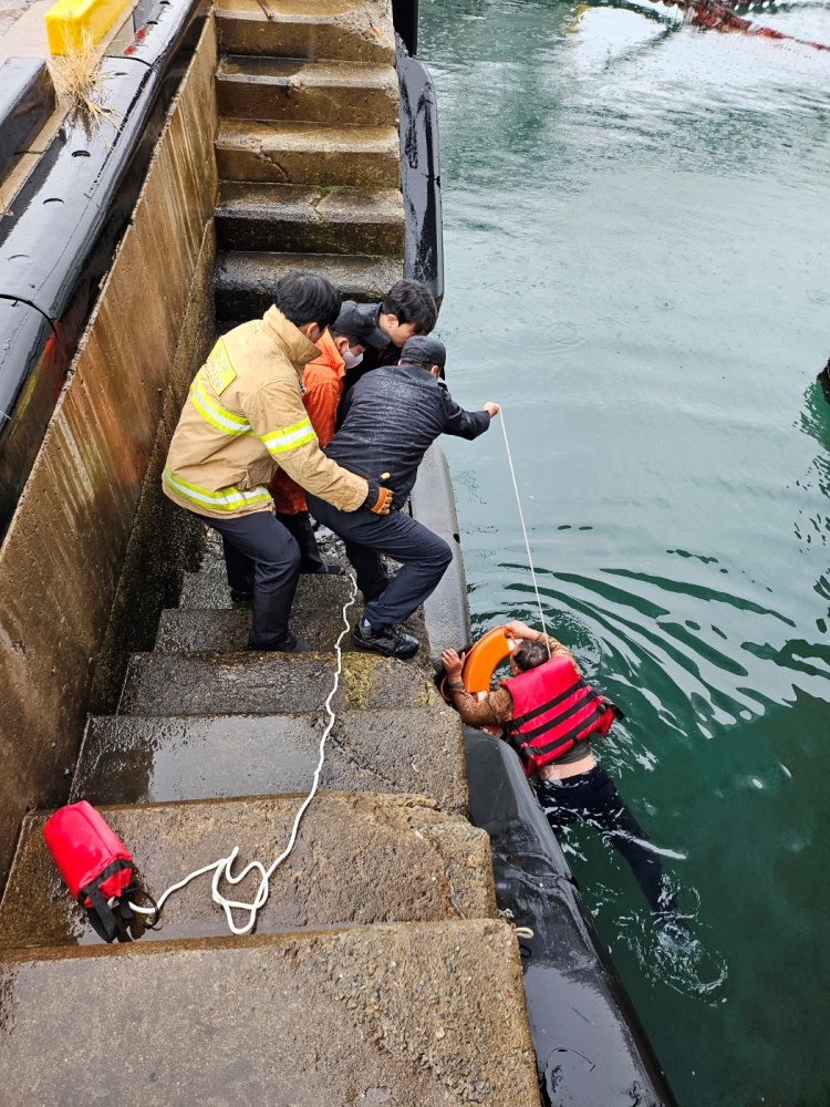 ▲  정박 중이던 배에 올라타려 한 시민이 바다에 빠져 구조됐다.