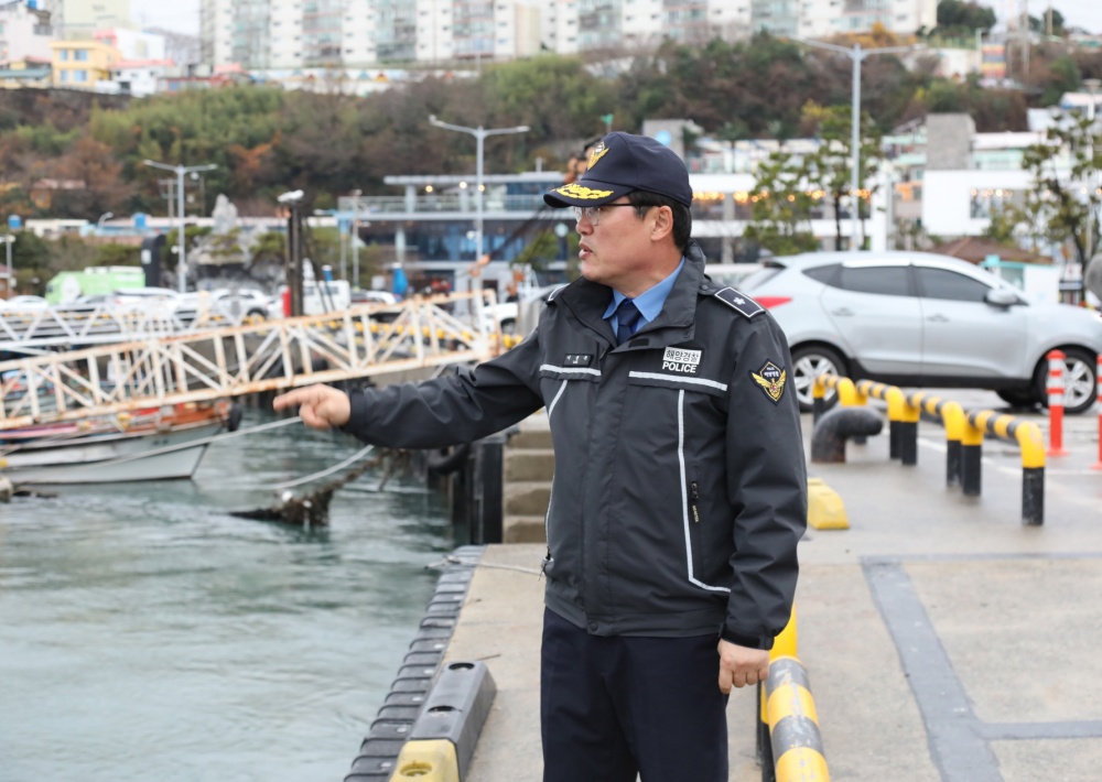 ▲ 여수항 일원에서 서해해경청 이종욱 안전총괄부장이 선박안전관리 상태 등을 점검하고 있다.