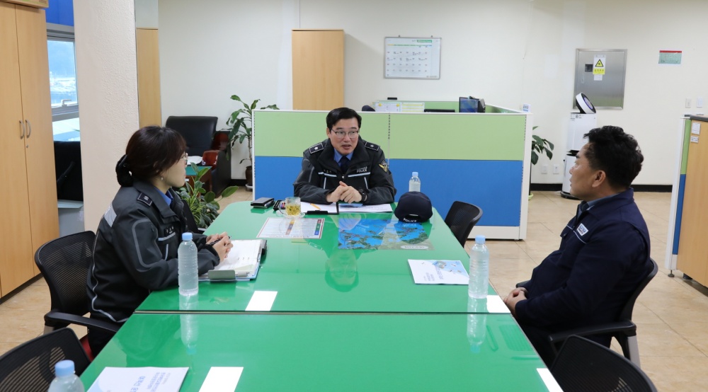 ▲ 여수운항관리센터 사무실에서 업무현황을 청취하고 해양안전분야 정책을 공유하고 있다.