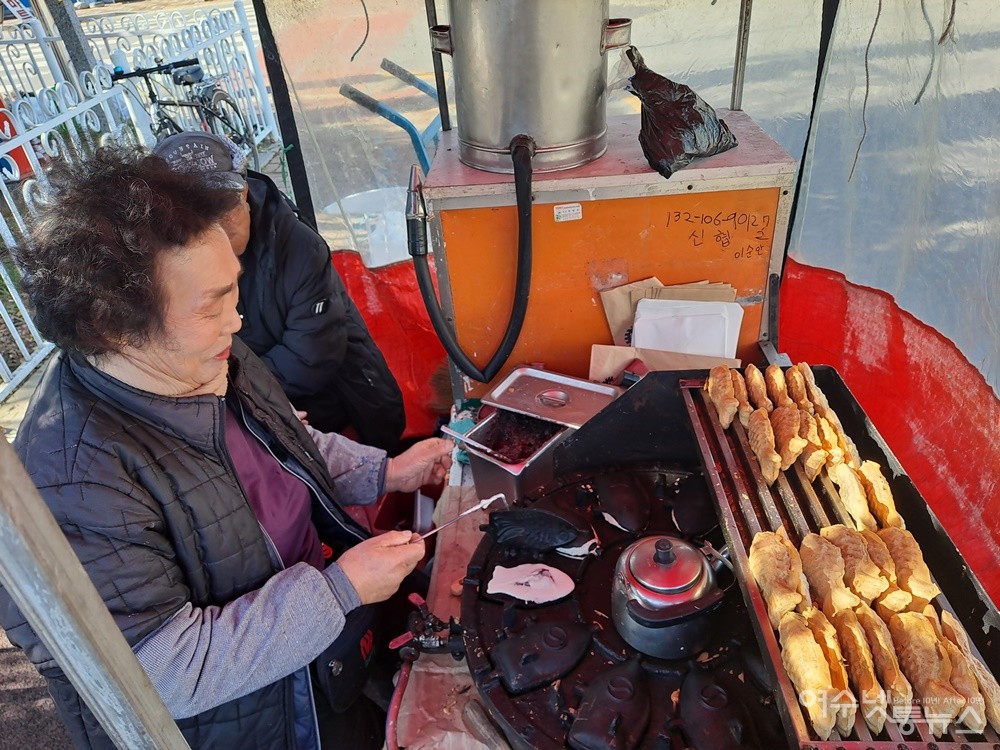 ▲붕어빵 포장마차 이순안씨다. 여수 교동 일대에서 39년째 붕어빵을 구워 팔고 있다.  ⓒ조찬현