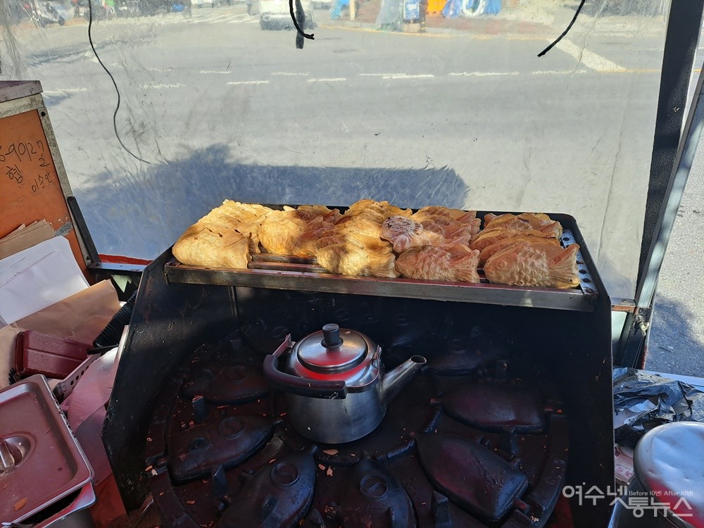 ▲여수 교동 붕어빵 포장마차에서 붕어빵을 굽고 있다. ⓒ조찬현