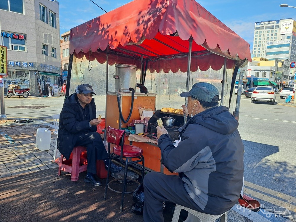 ▲봉산동 정만호씨는 붕어빵으로 점심 끼니를 대신하는 어르신들이 많다고 했다. ⓒ조찬현