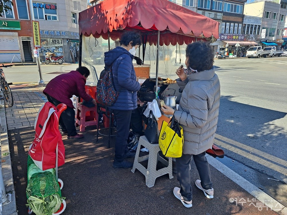 ▲붕어빵 포차로 남녀 어르신들이 쉼 없이 모여든다.  ⓒ조찬현