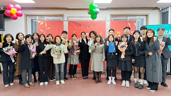 ▲ 송년 감사의 밤 표창장 수상자들과 함께 사진을 촬영하고 있다.