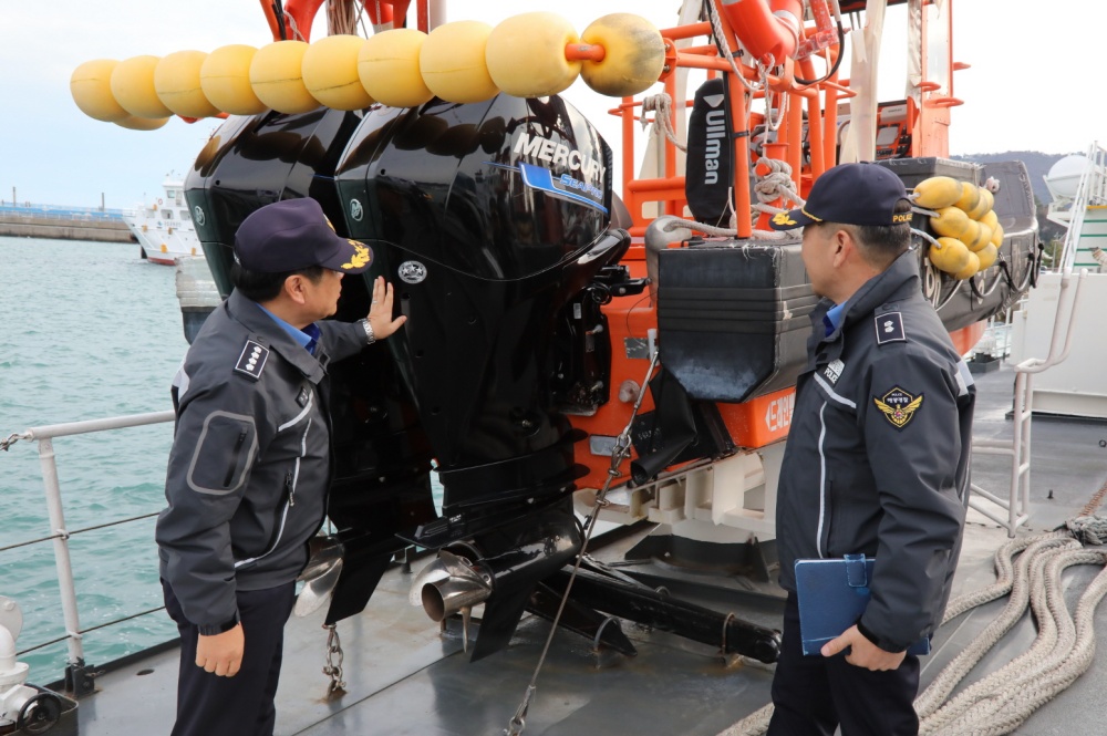▲고민관 서장이 중형함정(508함)에 탑재된 장비등을 점검하고 있다.