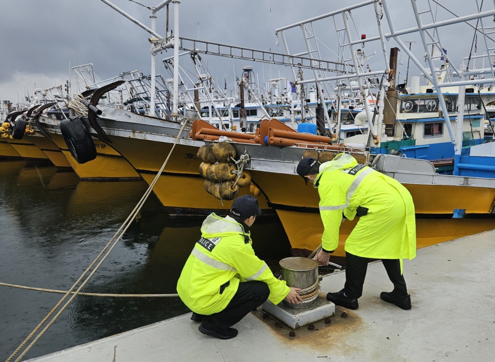 ▲ 파출소 경찰관들이 항포구 순찰 중 정박어선 계류상태를 점검하고 있다.
