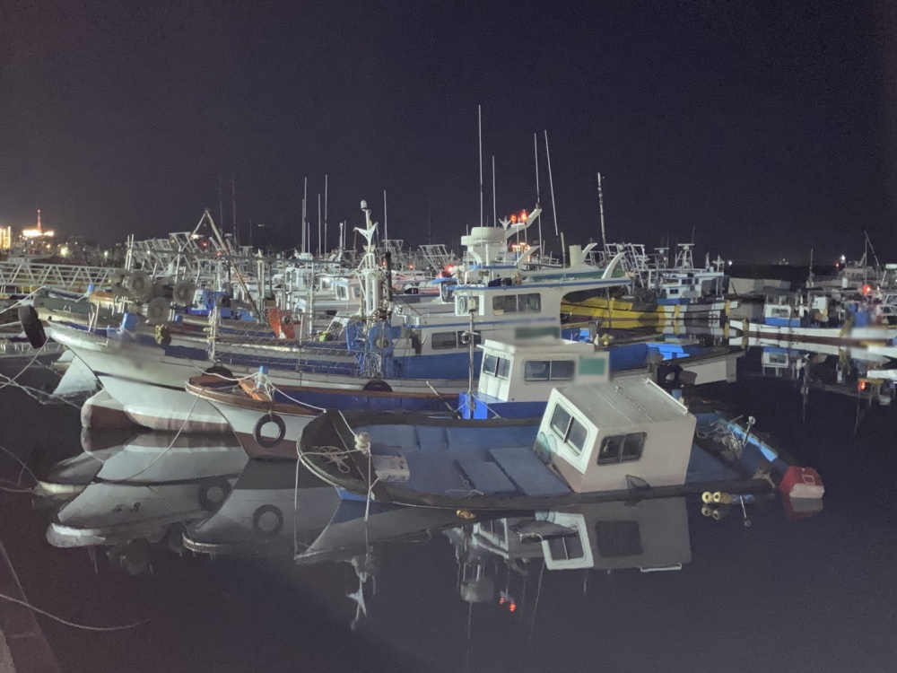 ▲ 항포구에 정박중인 어선이 원인미상으로 침수되어 기울어져 있다.