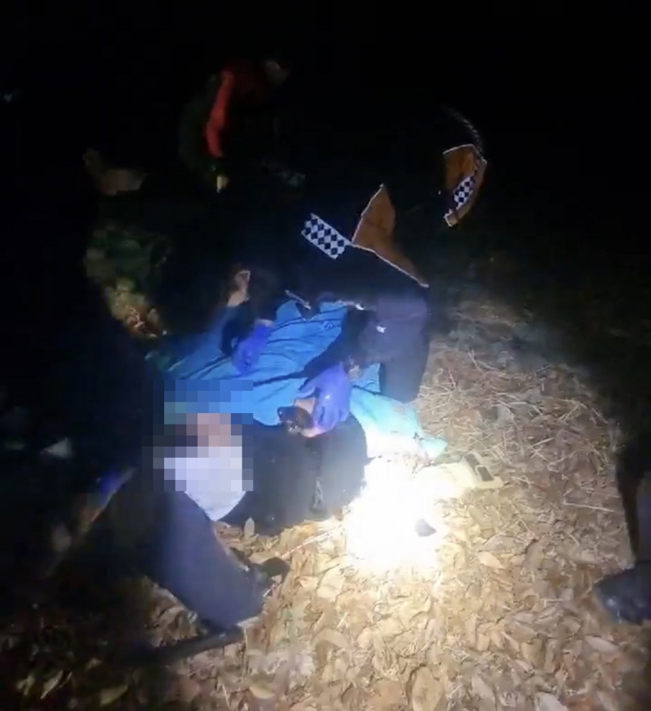 ▲ 성산공원 호수에 빠진 A씨를 구조한 여수소방서